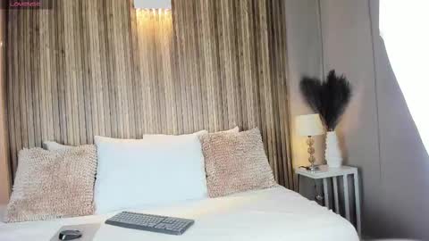 V A N N E S A   online show from 11/07/25, 11:43