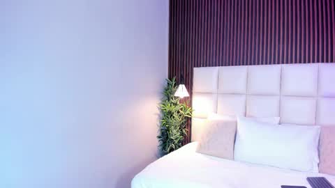 V A N N E S A   online show from 11/28/25, 11:35