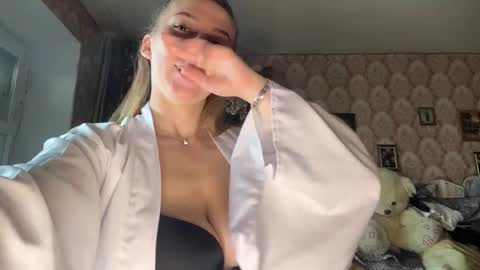 Mia online show from 05/07/26, 05:13