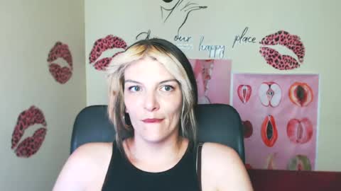 Snapshot of vanrey_ chatting on 06/26/26, 06:40 Vanessa online show from 06/26/26, 06:40