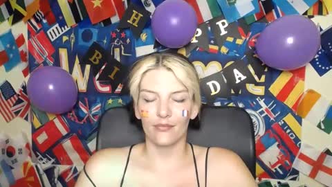 Snapshot of vanrey_ chatting on 07/14/26, 10:43 Vanessa online show from 07/14/26, 10:43