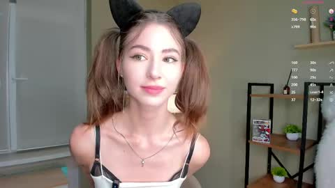 Snapshot of vanvanvibe chatting on 05/28/26, 04:37 Charline online show from 05/28/26, 04:37