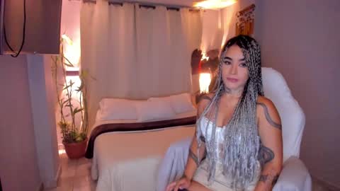 Snapshot of vayolett_bass chatting on 05/18/26, 05:57 Vayolett Bass online show from 05/18/26, 05:57