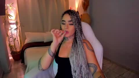 Snapshot of vayolett_bass chatting on 06/07/26, 08:40 Vayolett Bass online show from 06/07/26, 08:40