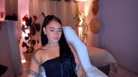 Snapshot of vayolett_bass chatting on 06/25/26, 05:23 Vayolett Bass online show from 06/25/26, 05:23