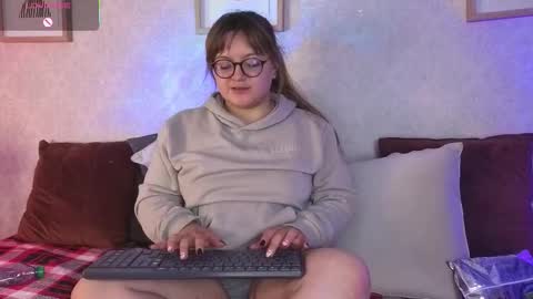 Vee Simons online show from 11/05/25, 10:10