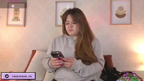 Vee Simons online show from 12/15/25, 07:51