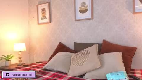 Vee Simons online show from 02/04/26, 08:14