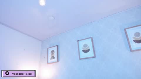 Vee Simons online show from 04/01/26, 07:33