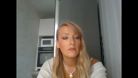 Snapshot of veessa chatting on 10/18/25, 01:01 Veessa online show from 10/18/25, 01:01