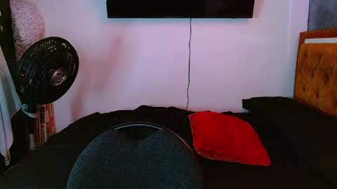 Snapshot of velk_hot1 chatting on 05/06/26, 12:43 velk_hot1 online show from 05/06/26, 12:43