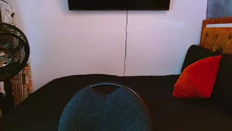 Snapshot of velk_hot1 chatting on 05/11/26, 04:04 velk_hot1 online show from 05/11/26, 04:04