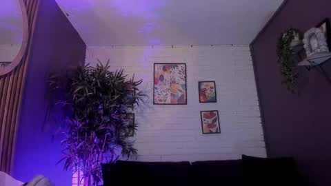 Isabella  online show from 12/04/25, 11:30