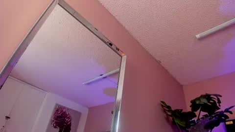 Snapshot of velvet_dreams_ chatting on 07/10/26, 11:57 Isabella online show from 07/10/26, 11:57