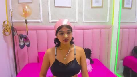Snapshot of velvet_giirll chatting on 07/06/26, 01:41 velvet_giirll online show from 07/06/26, 01:41