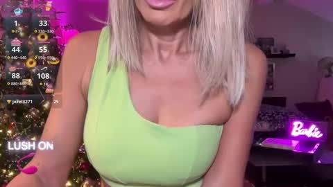 Snapshot of velvetbarbie chatting on 12/26/24, 06:22 VelvetBarbie online show from 12/26/24, 06:22
