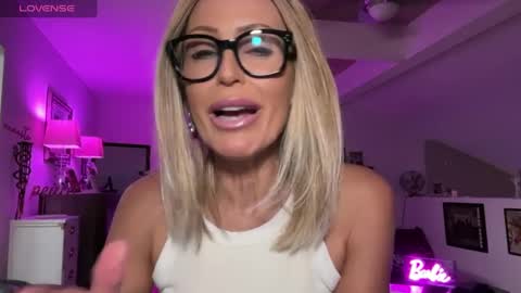 Snapshot of velvetbarbie chatting on 01/18/25, 06:03 VelvetBarbie online show from 01/18/25, 06:03
