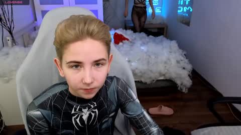 CLEOshort hair  TIna long hair  online show from 12/29/24, 01:49