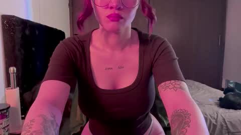 Snapshot of venicebtch666 chatting on 10/15/25, 11:43 Lanna online show from 10/15/25, 11:43