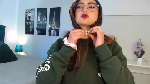 Snapshot of venus_steffen chatting on 09/12/25, 12:27 Mia online show from 09/12/25, 12:27