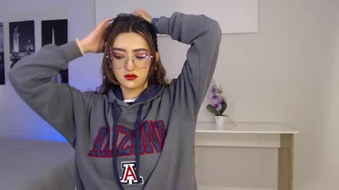 Snapshot of venus_steffen chatting on 09/17/25, 12:40 Mia online show from 09/17/25, 12:40