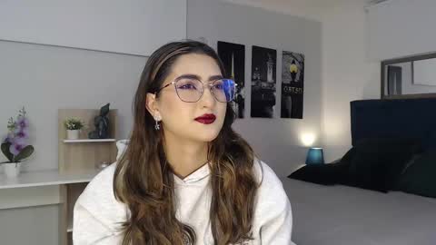 Snapshot of venus_steffen chatting on 09/18/25, 12:29 Mia online show from 09/18/25, 12:29