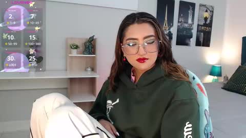 Snapshot of venus_steffen chatting on 10/02/25, 12:45 Mia online show from 10/02/25, 12:45