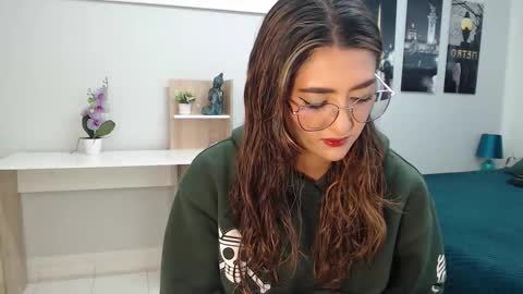 Snapshot of venus_steffen chatting on 10/15/25, 12:38 Mia online show from 10/15/25, 12:38