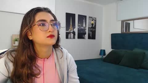 Snapshot of venus_steffen chatting on 10/27/25, 12:31 Mia online show from 10/27/25, 12:31