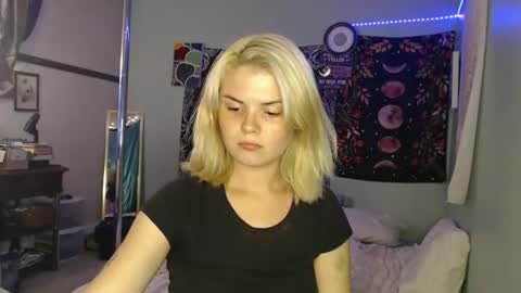 Snapshot of venusastar chatting on 10/14/25, 01:17 Miss Venus online show from 10/14/25, 01:17