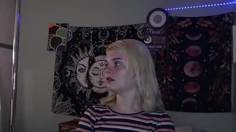 Snapshot of venusastar chatting on 10/14/25, 02:40 Miss Venus online show from 10/14/25, 02:40