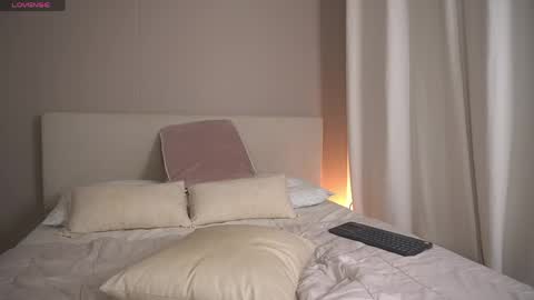  V A L  help me reach 100likes online show from 04/21/26, 01:42