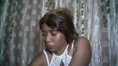 Snapshot of verronique1511 chatting on 05/18/26, 04:07 verronique1511 online show from 05/18/26, 04:07