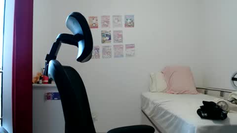Snapshot of veruca99 chatting on 05/25/26, 01:17 veruca99 online show from 05/25/26, 01:17