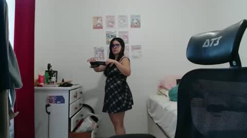 Snapshot of veruca99 chatting on 05/27/26, 01:41 veruca99 online show from 05/27/26, 01:41