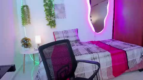 Snapshot of vexa_rosie chatting on 06/23/26, 04:54 hi im vexa online show from 06/23/26, 04:54