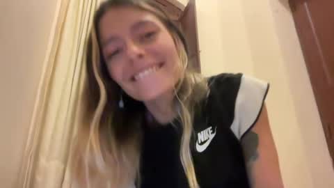 Snapshot of viajemos chatting on 07/14/26, 02:05 papichulo y mamichula online show from 07/14/26, 02:05