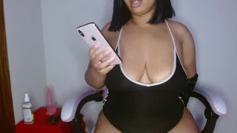 Snapshot of vibe_xxxo chatting on 05/01/26, 05:01 vibe_xxxo online show from 05/01/26, 05:01