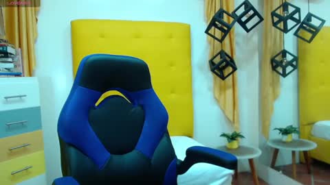 nahomy online show from 02/04/25, 12:22