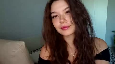 Snapshot of vicki_queen chatting on 07/18/26, 05:11 Lina online show from 07/18/26, 05:11