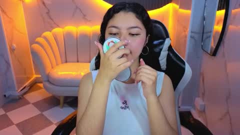 victoria_castillo_b online show from 02/03/26, 07:52