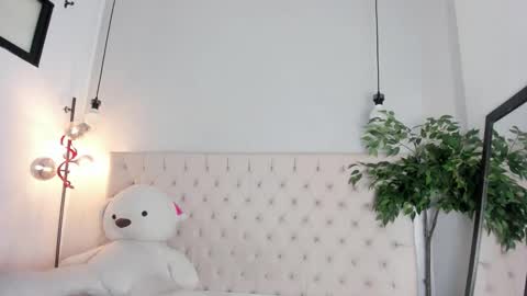 Victoria online show from 04/15/26, 07:21