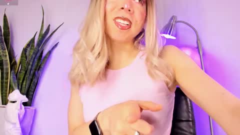 D A N I online show from 10/27/25, 04:22