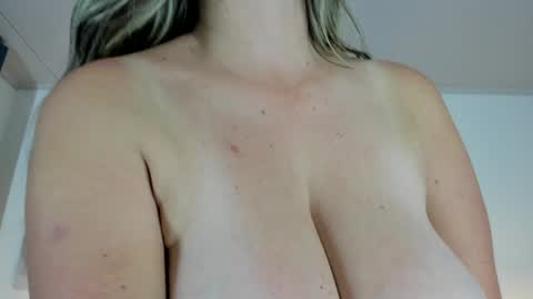 Snapshot of victoria_queen2 chatting on 02/04/25, 04:26 victoria_queen2 online show from 02/04/25, 04:26