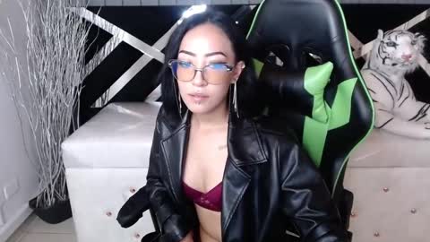 Snapshot of victoria_ricci_a chatting on 01/11/25, 04:57 Victoria online show from 01/11/25, 04:57