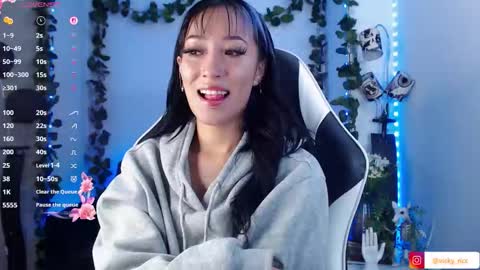 Victoria  online show from 11/25/25, 07:03