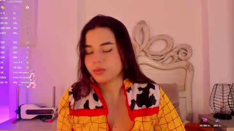 Snapshot of victoria_vallejo chatting on 02/06/25, 11:32 victoria  online show from 02/06/25, 11:32