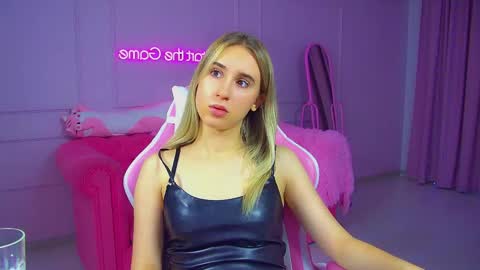 Victoria online show from 10/13/25, 07:08