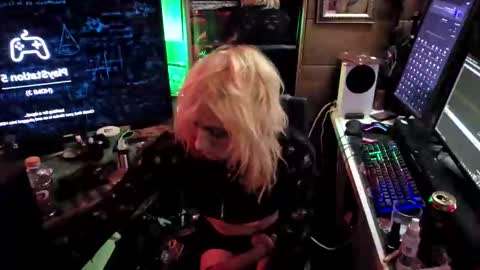 Snapshot of vievixsyn chatting on 04/28/26, 10:53 Vie ViXiiiN online show from 04/28/26, 10:53