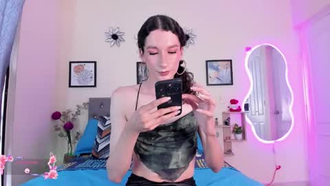 Snapshot of viioleta_cam chatting on 12/15/25, 09:41 Violet online show from 12/15/25, 09:41